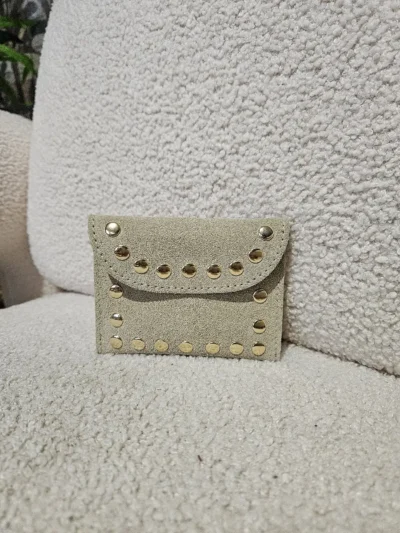 moneder tachuelas beige